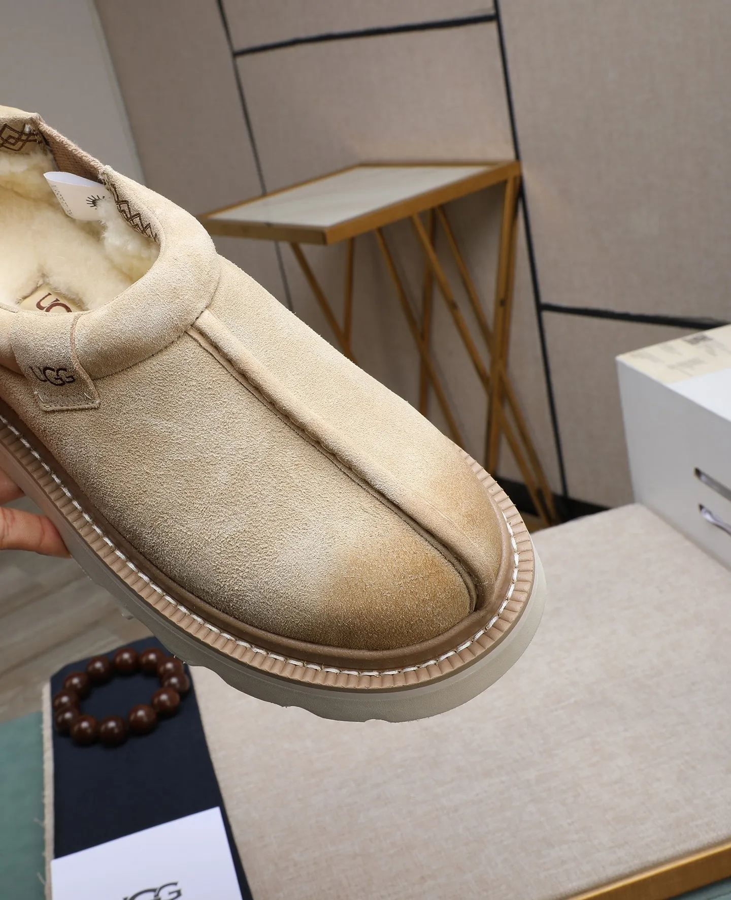 Men's men's shoes 💰580 (full genuine wool lining, 10% off for fake ones) Please note the quality of the original order and compare the thickness of the wool 🏮🏮 Popular UGG from Australia's warm luxury brand men's shoes, the official website is synchronized, Beckham men's style..., made of imported top-layer waxed cowhide, waxed toe cap, Australian real wool velvet lining Carefully sewn...Imported rubber Martin boots outsole (comfortable, soft, wear-resistant) The quality is really great...Exquisite workmanship, you won't be able to put it down at first sight, size 39-44 (customized in 45)